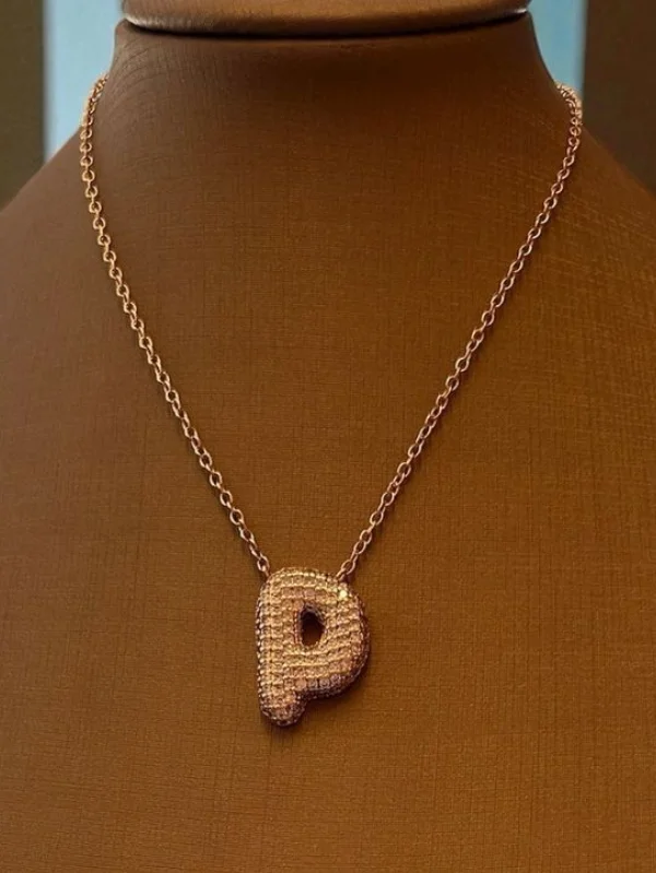 Gargantilha em banho 18k com Letra Cravejada em Zircônias Brilhantes