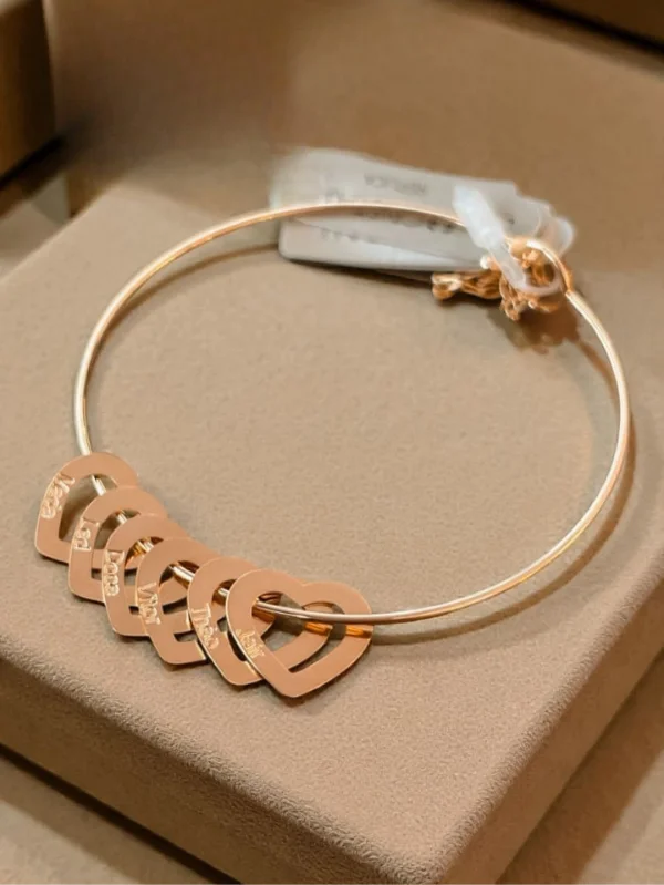 Bracelete Rígido em Banho 18k com Corações de Encaixe Fácil